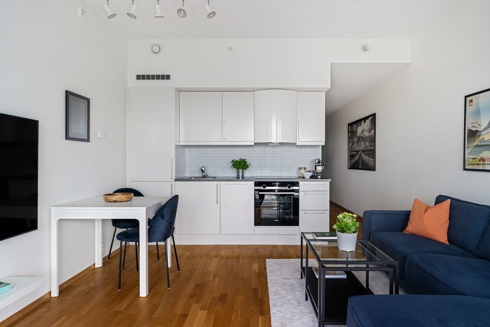 Leiligheten holder en gjennomgående høy standard med TG0/TG1 på alle punkt. Videre nyter leiligheten av et nyere byggeår og besitter moderne kvaliteter som fjernvarme, balansert ventilasjon og heis. Galleribilde
