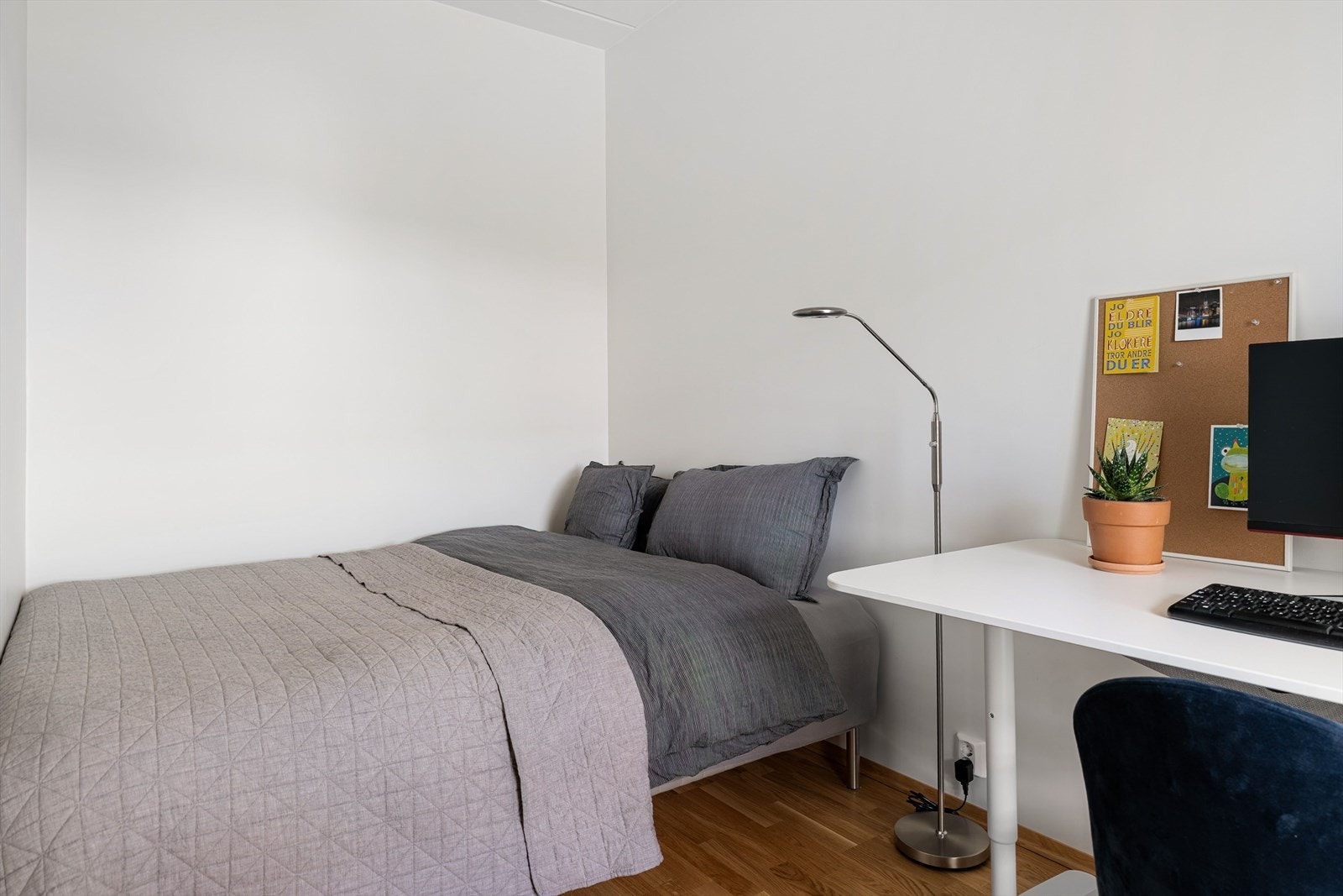 Soverommet har en fin utforming med plass til dobbeltseng samt garderobeløsning eller en praktisk kontorplass. Galleribilde