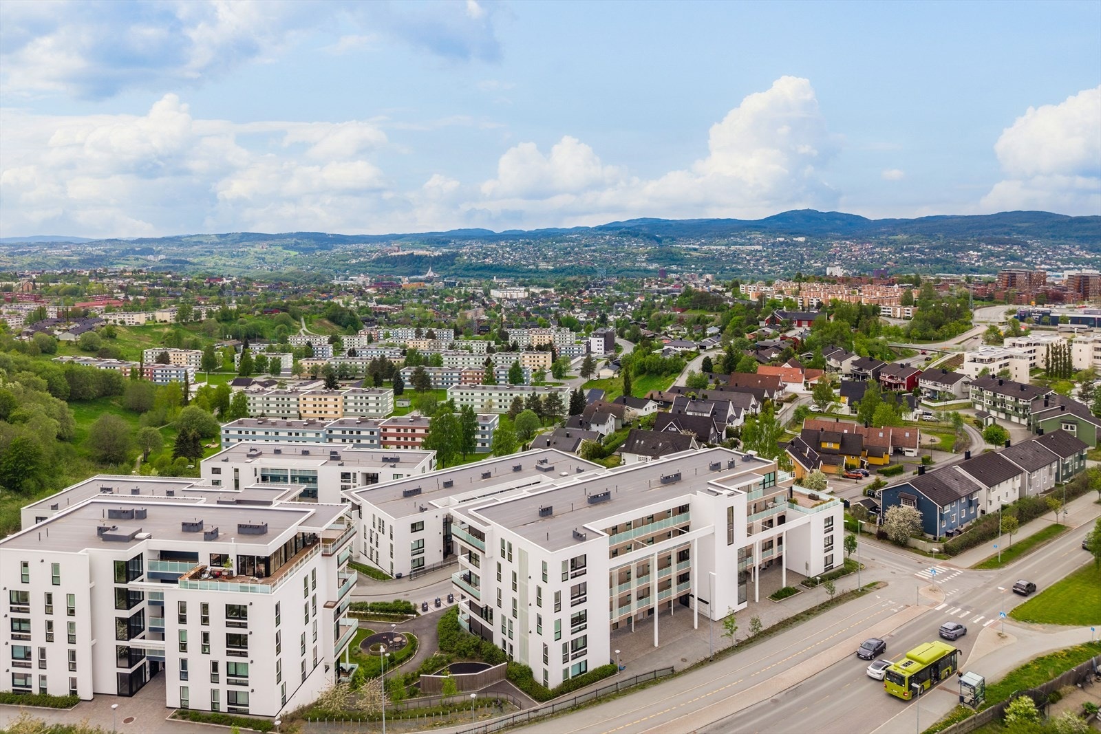 Nærmeste holdeplass "Heggdalen" ligger like bortenfor sameiet. Herfra kan man ta bussrute 12 som frakter deg til bykjernen via viktige knutepunkter som Strindheim og Solsiden. Galleribilde
