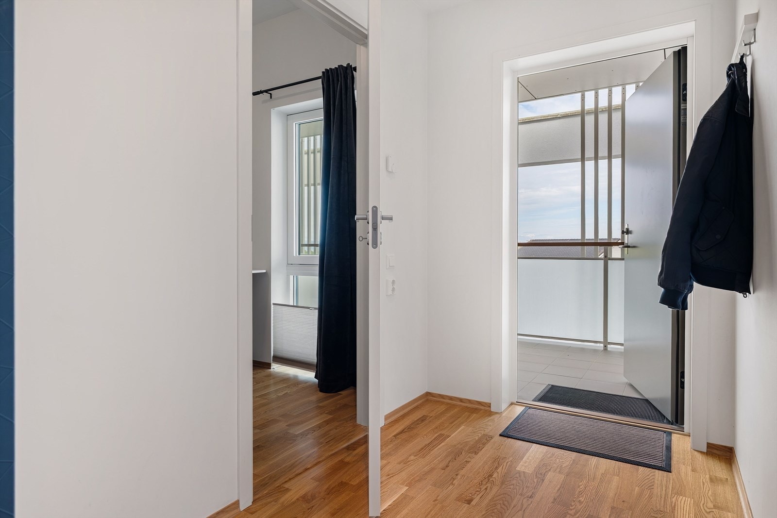 Innenfor døra blir man møtt av et romslig gangareal med god plass til å henge fra seg ytterbekledningen og sette fra seg skotøyet. Gjennomgående for leiligheten er 3-stavs parkett på gulv, listefrie overganger og nøytrale fargevalg på vegger. Galleribilde