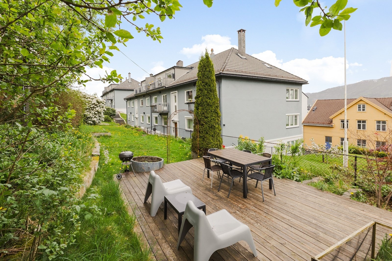 Felles uteplass i hage Galleribilde