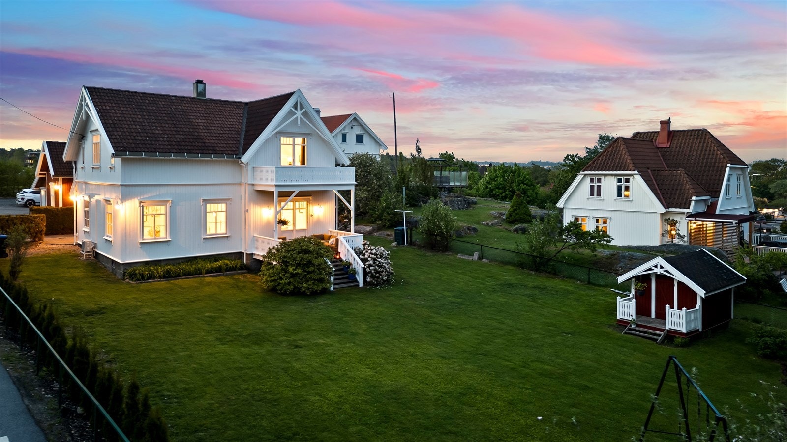 Eiendommen består av hovedhus, bryggerhus med garasje og en deilig hage. Galleribilde