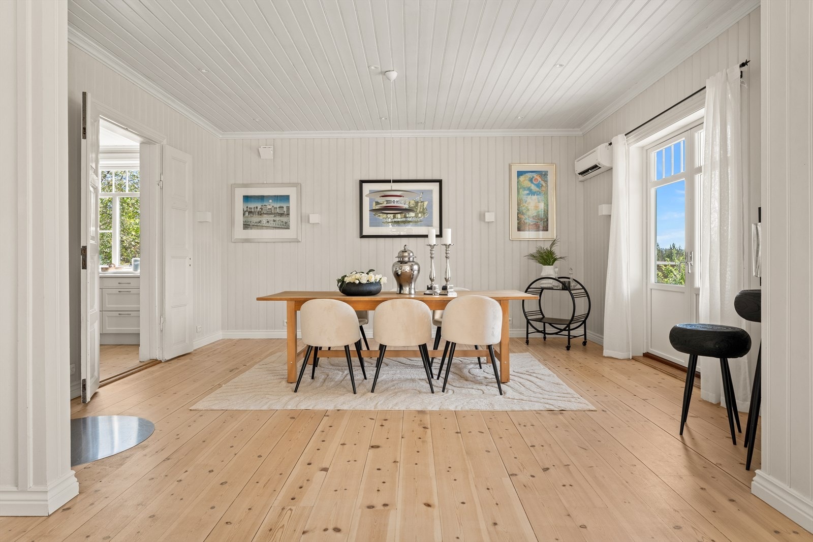 Spisestuen har god plass og er et naturlig bindeledd mellom stue og kjøkken. Galleribilde