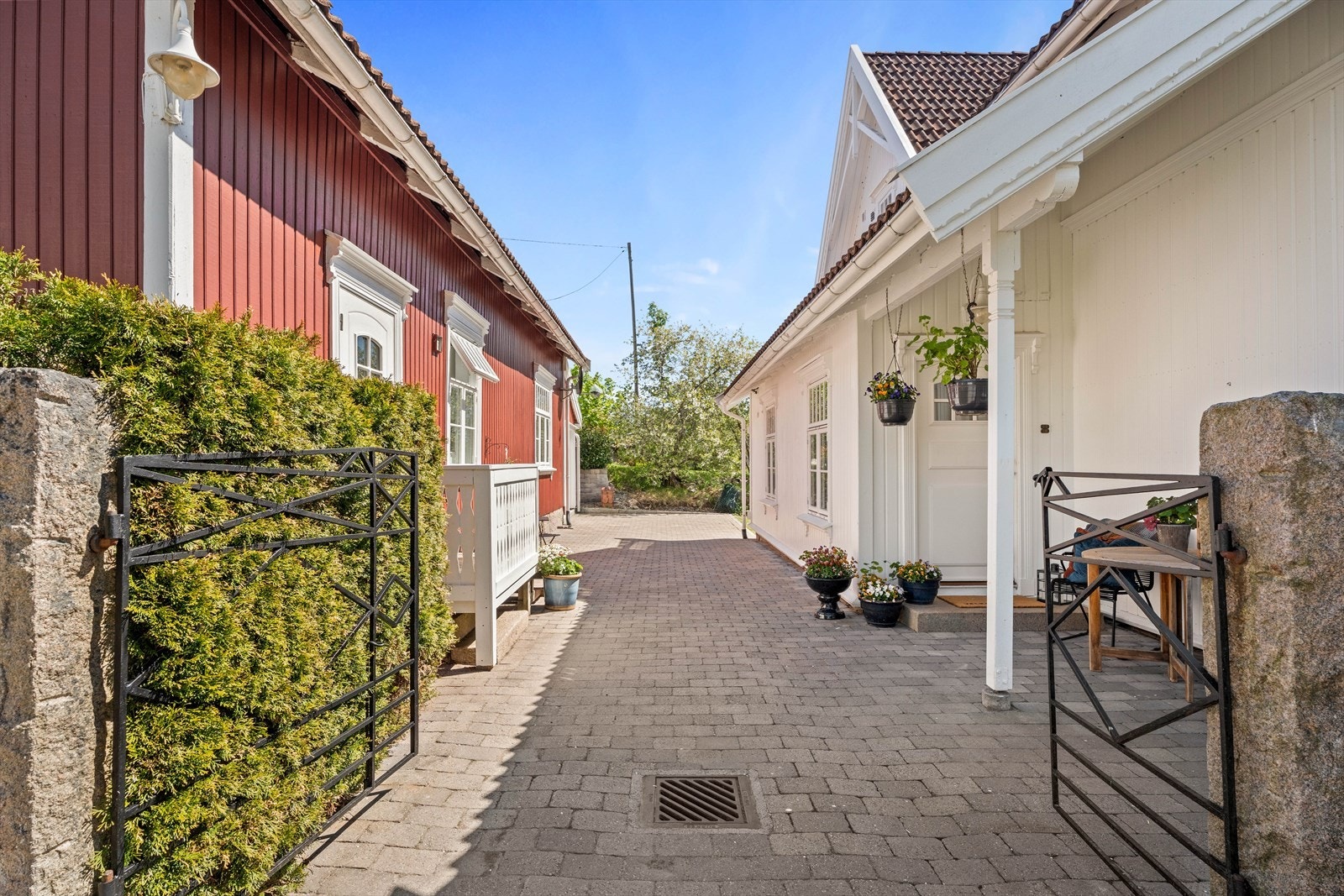 En innbydende gårdsplass med adkomst til både hovedhus og anneks. Galleribilde