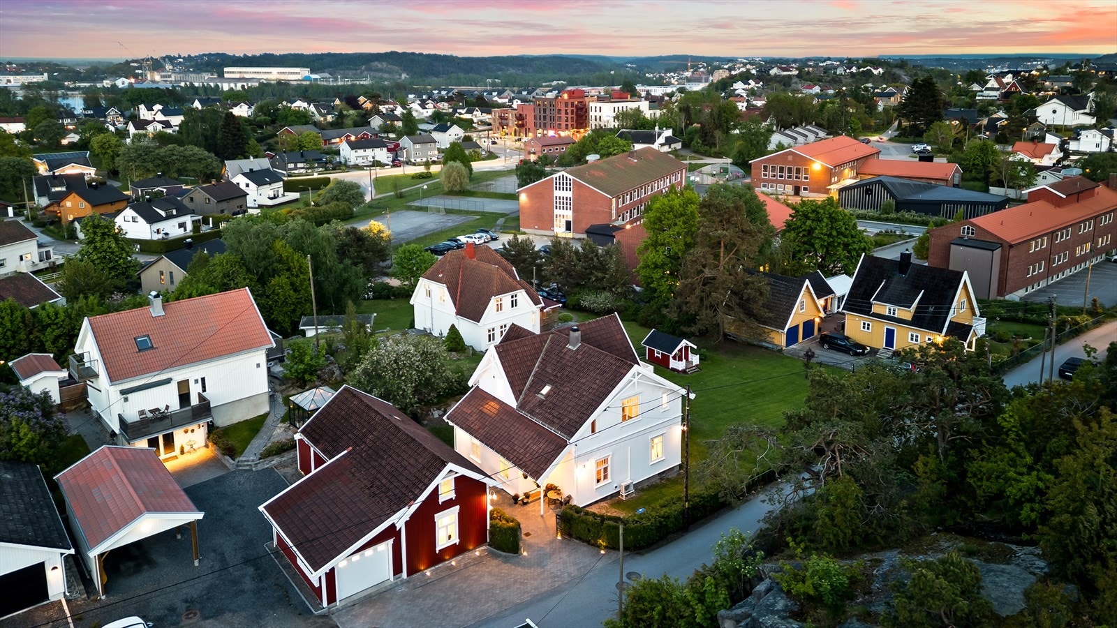 Her bor du sentralt på Gressvik, med gangavstand til skoler, butikker og fergeforbindelse til Fredrikstad sentrum. Galleribilde