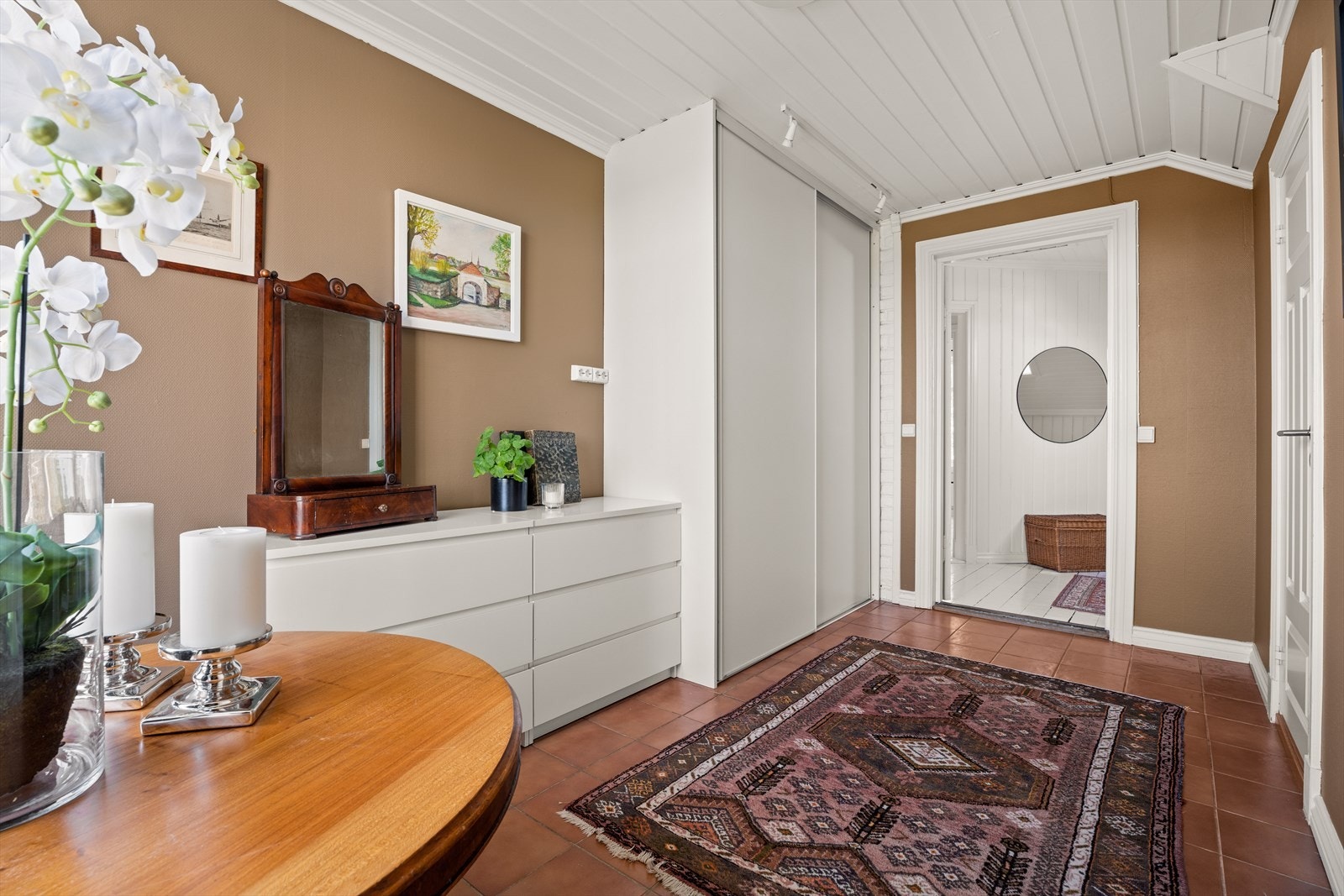 Det ene soverommet i 2. etasje benyttes dag som walk-in-closet, innredet med skyvedørsgarderobe. Galleribilde