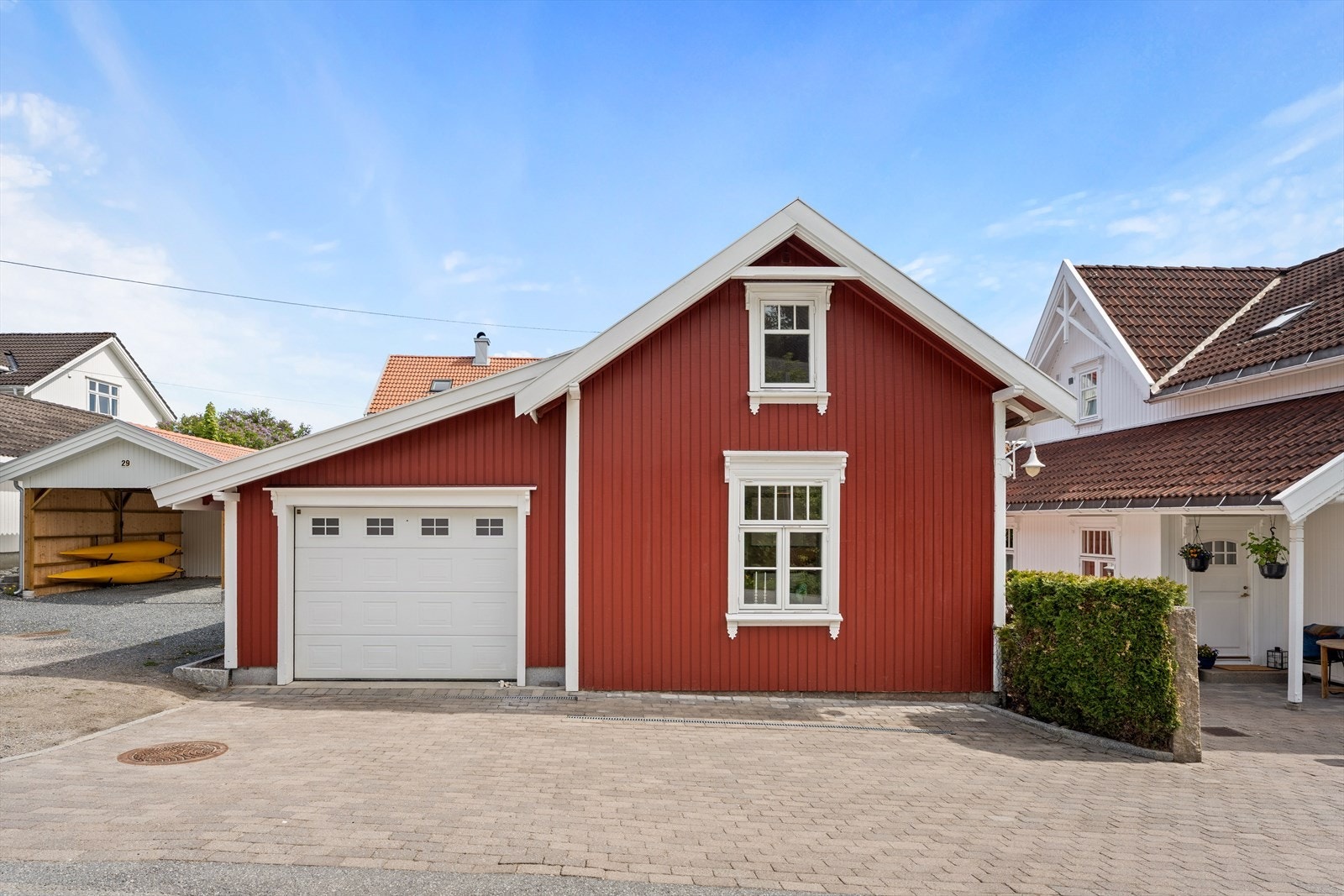 Annekset har en tilhørende garasje med leddport og elektrisk portåpner. Galleribilde