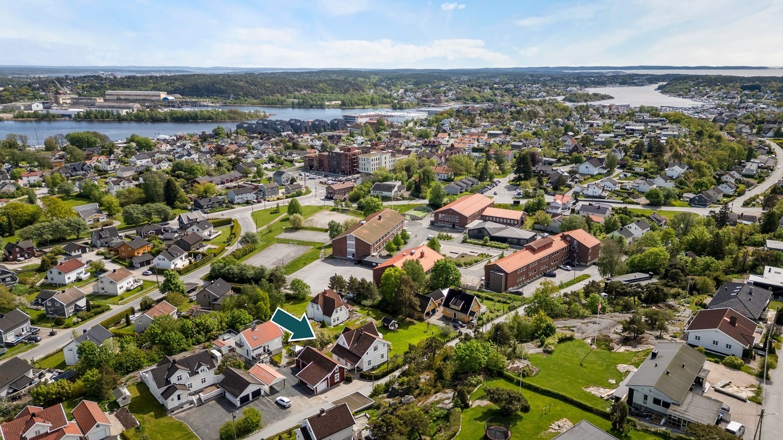 Fra eiendommen er det kort vei til både Gressvik ungdomsskole og Hurrød skole. Galleribilde
