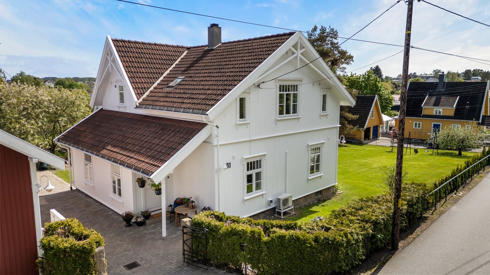 Gårdsplassen er belagt med belegningsstein og skiller hovedhuset fra annekset. Galleribilde