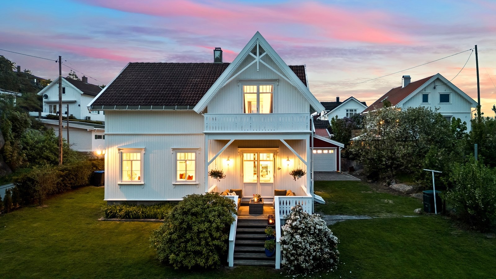 Eiendommen består av et velholdt hovedhus, samt et separat og innredet bryggerhus med garasje. Galleribilde