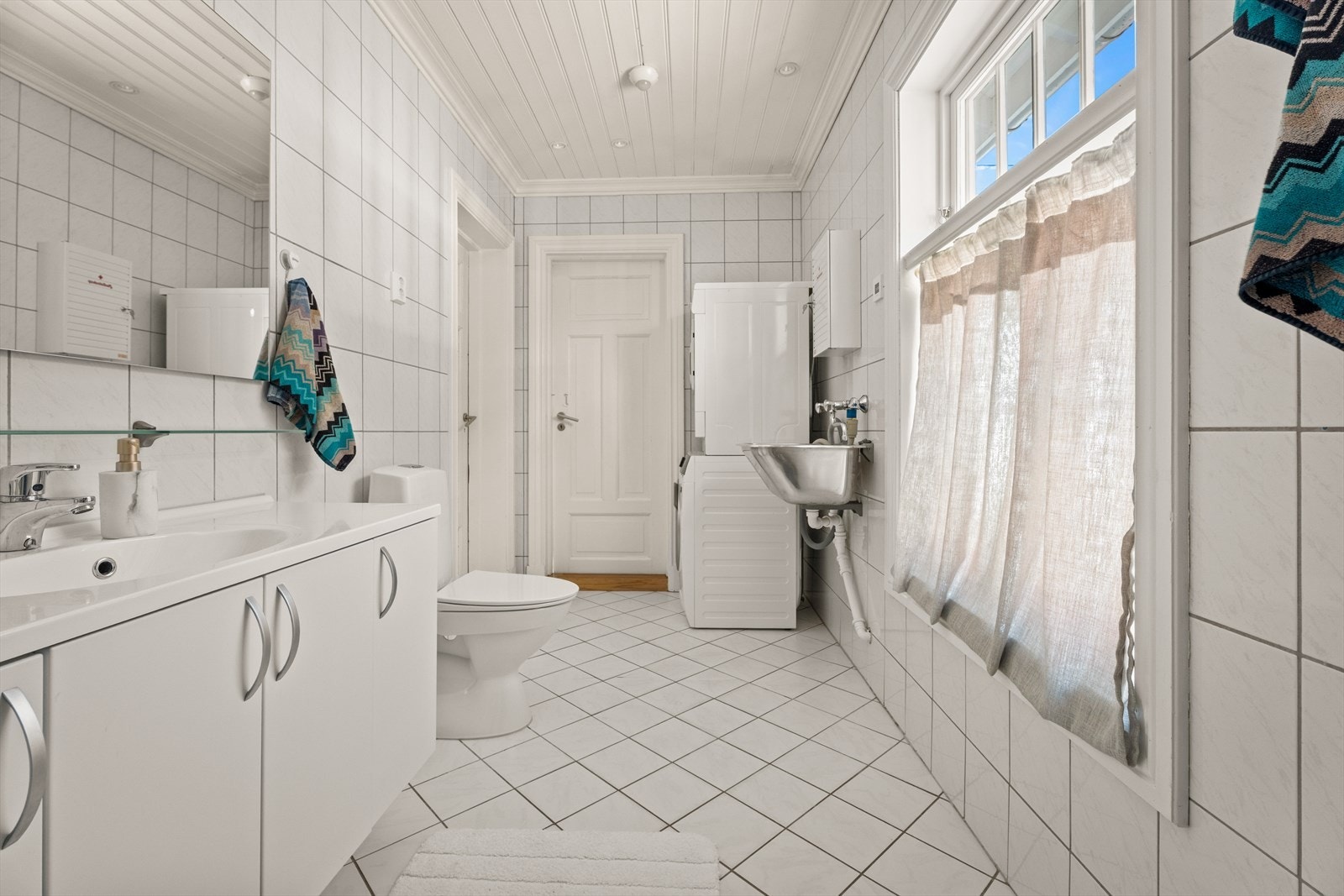 Badet i første etasje har også en praktisk skyllekum i stål. Galleribilde