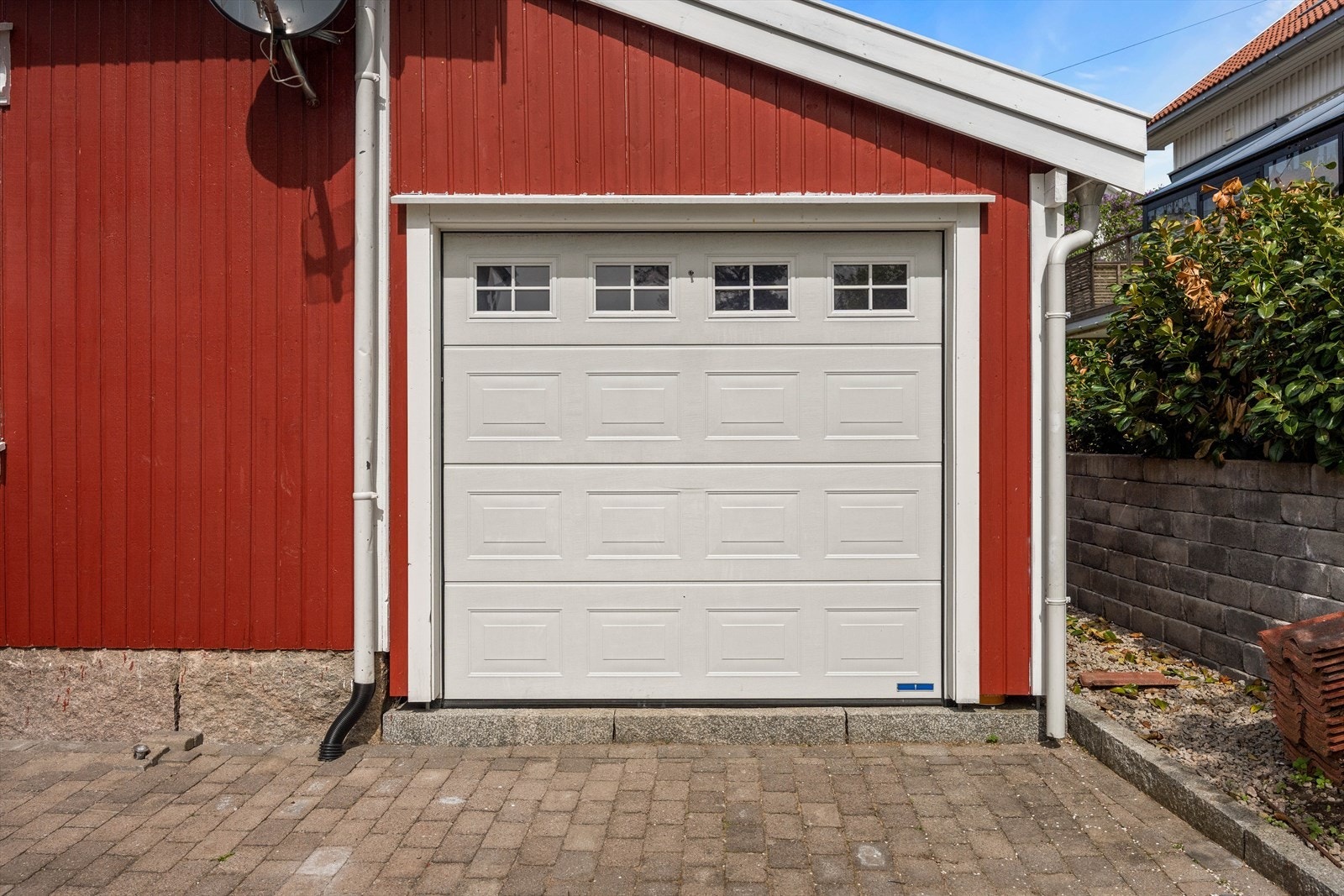 Elektrisk leddport inn til lagerrom på siden av annekset. Galleribilde