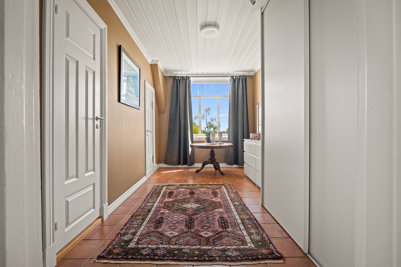Det ene soverommet i 2. etasje benyttes i dag som walk-in-closet, med adkomst til eget baderom og adkomst til bod. Galleribilde