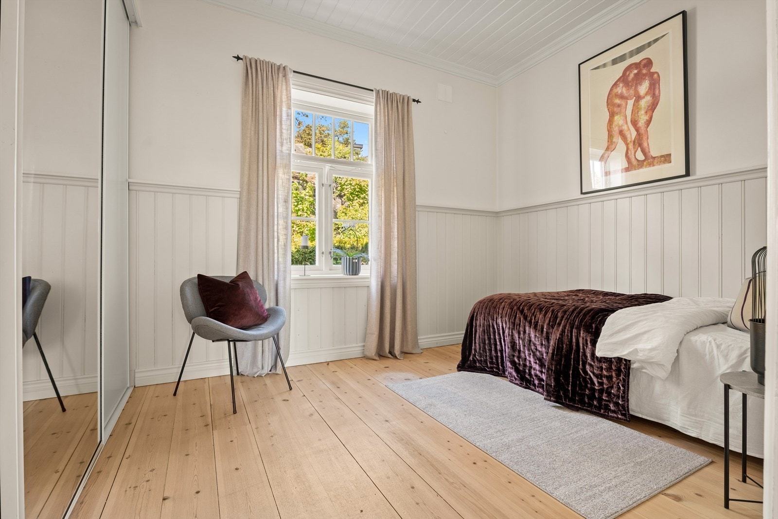 Soverommet i første etasje har varmefolie i gulvet og plass til skyvedørsgarderobe. Galleribilde
