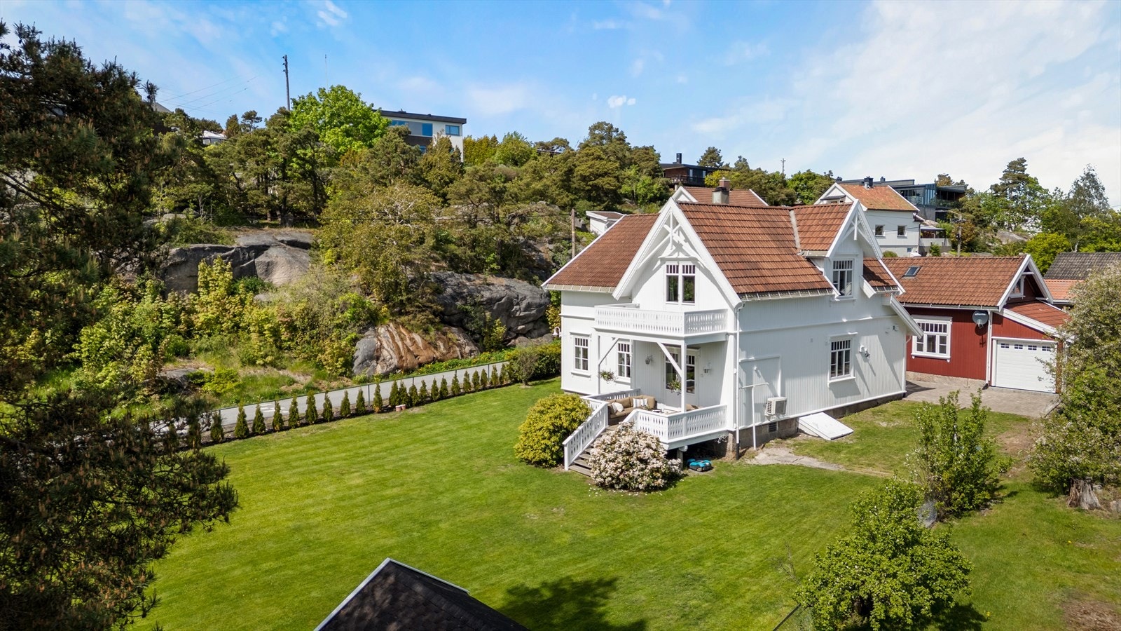 Den store hagen er pent opparbeidet med plen, hekk og prydbusker, og gir rikelig med plass for lek og aktivitet. Galleribilde