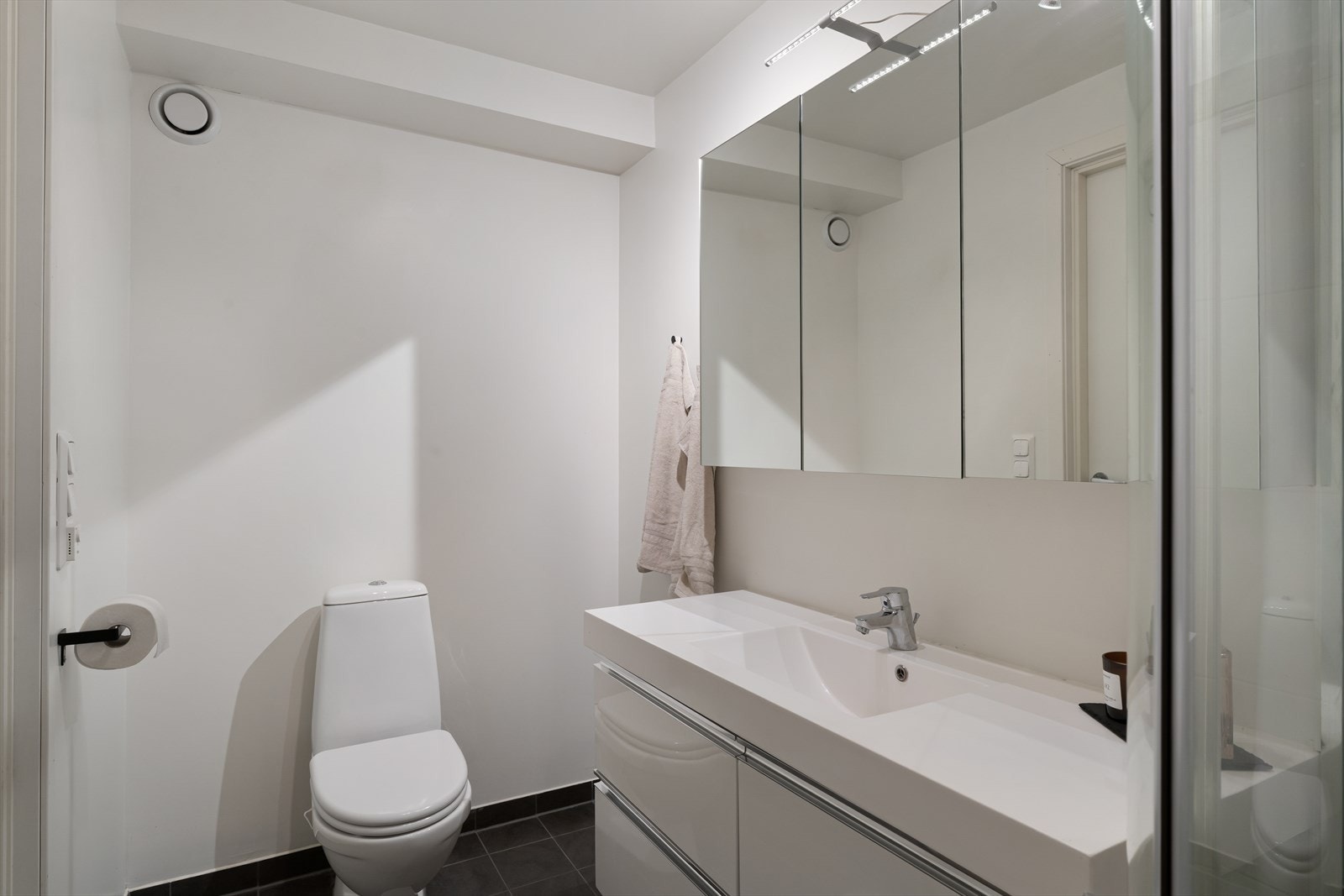Badet tilknyttet hovedsoverommet har flislagt gulv med elektriske varmekabler. Galleribilde
