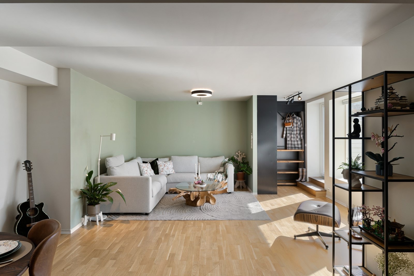 Stuen har god plass til en romslig sofagruppe. Galleribilde