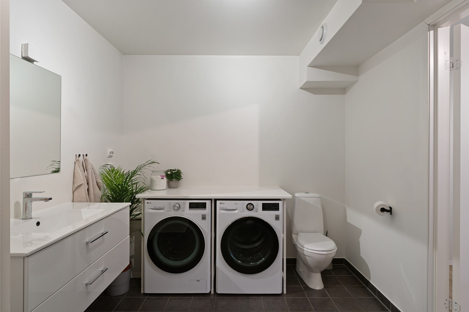 Det andre badet er kombinert vaskerom med opplegg for vaskemaskin og tørketrommel. Galleribilde