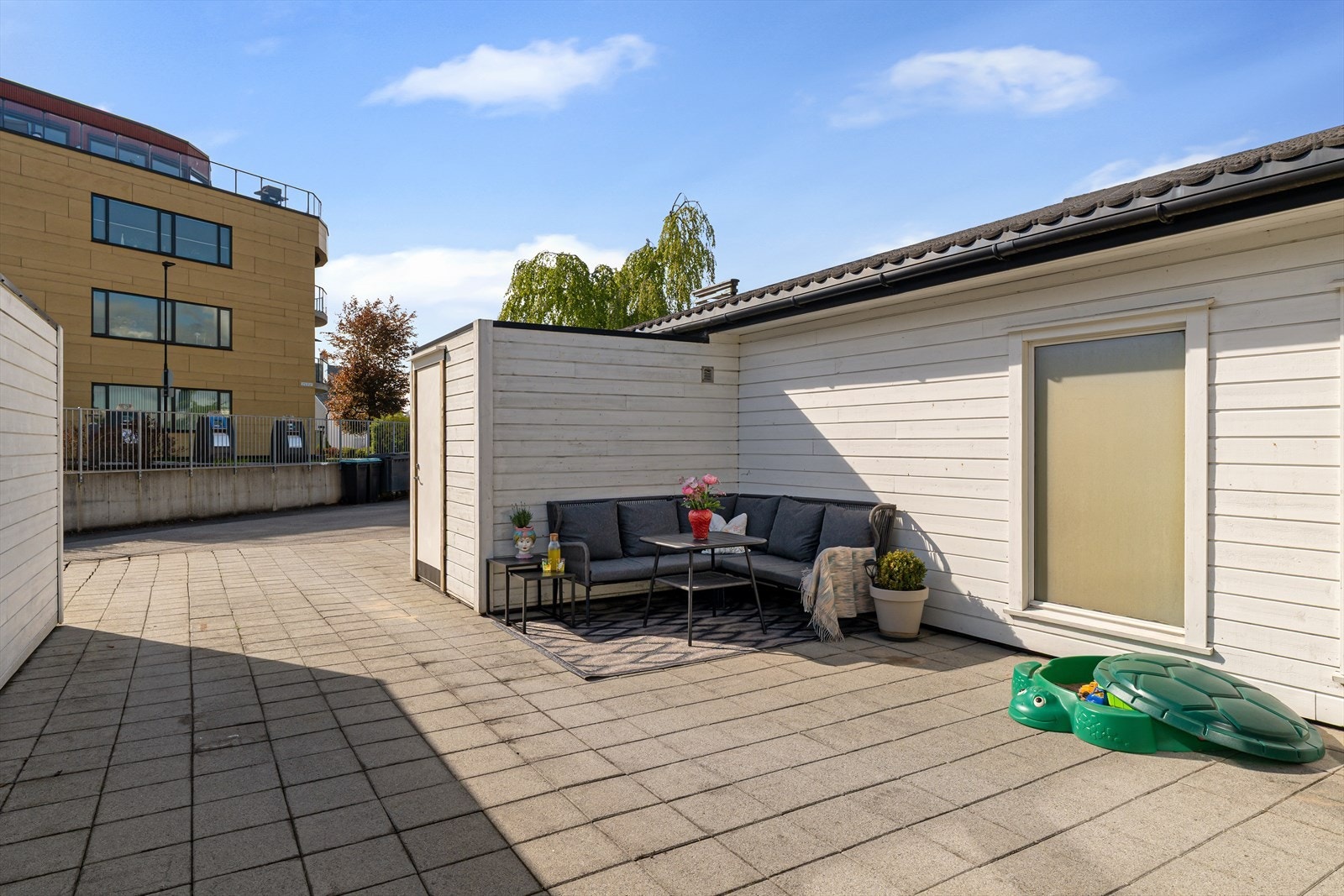 Et skjermet uteområde med enkel adkomst fra stuen. Galleribilde