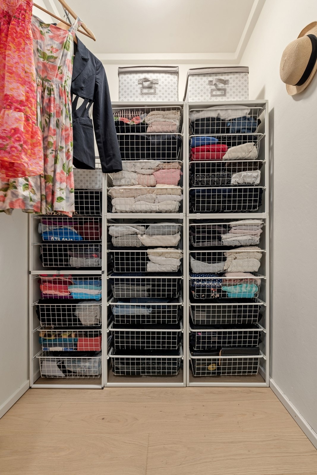 Innvendig bod/walk-in closet med svært gode oppbevaringsmuligheter. Galleribilde