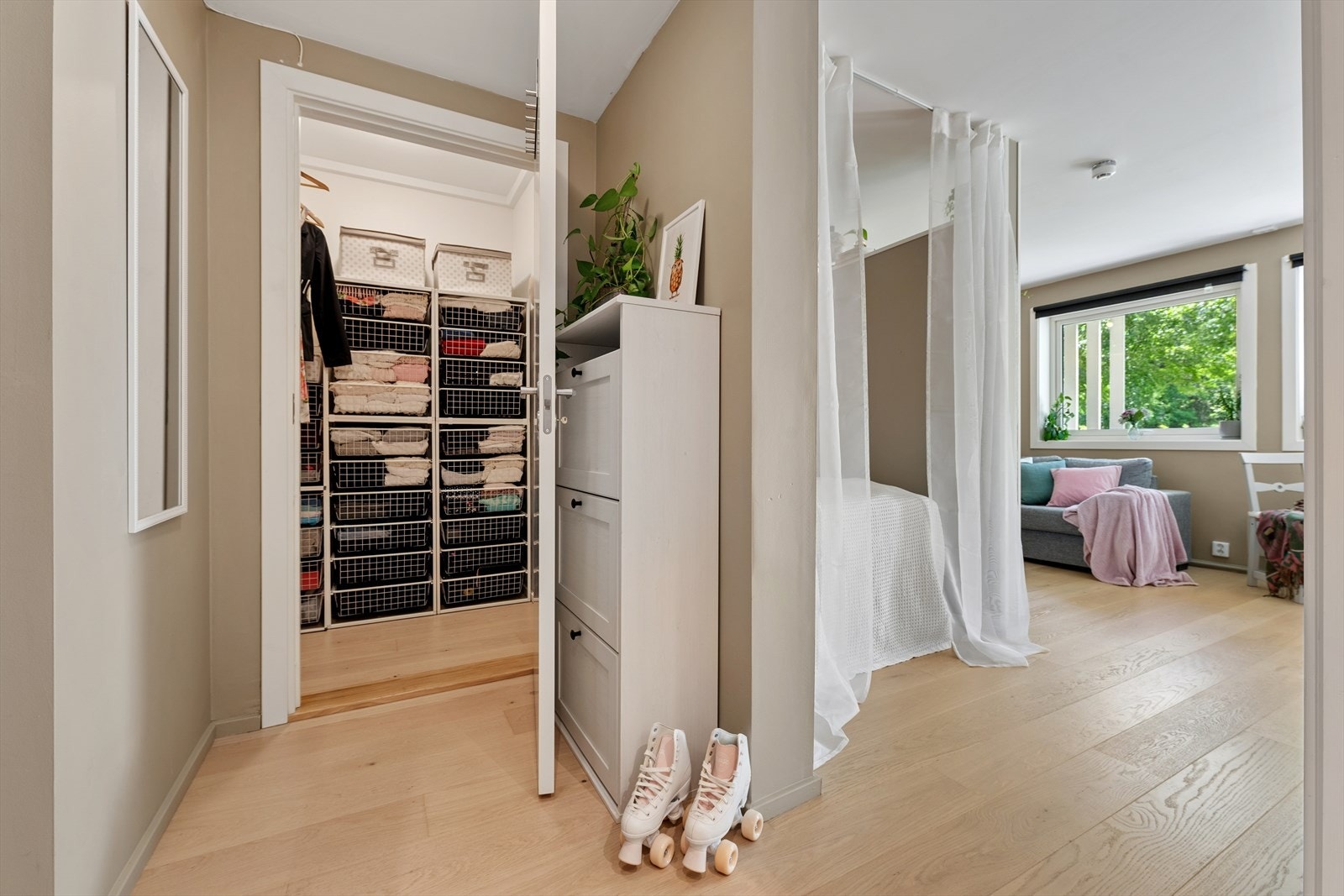 Fra entréen får du et godt førsteinntrykk av den arealeffektive planløsningen. Galleribilde