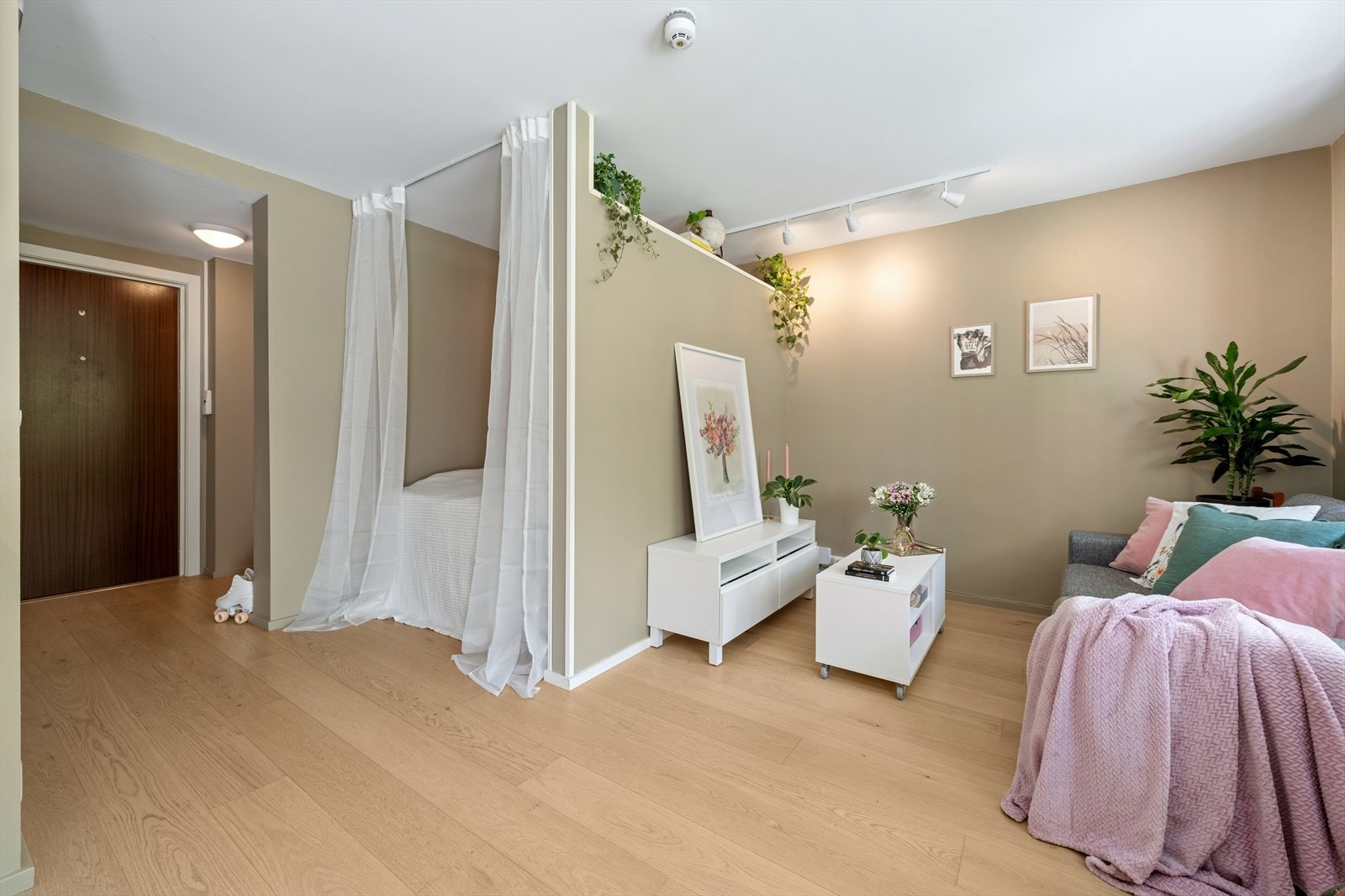 Stuen fremstår lys, luftig og lett å innrede. Galleribilde