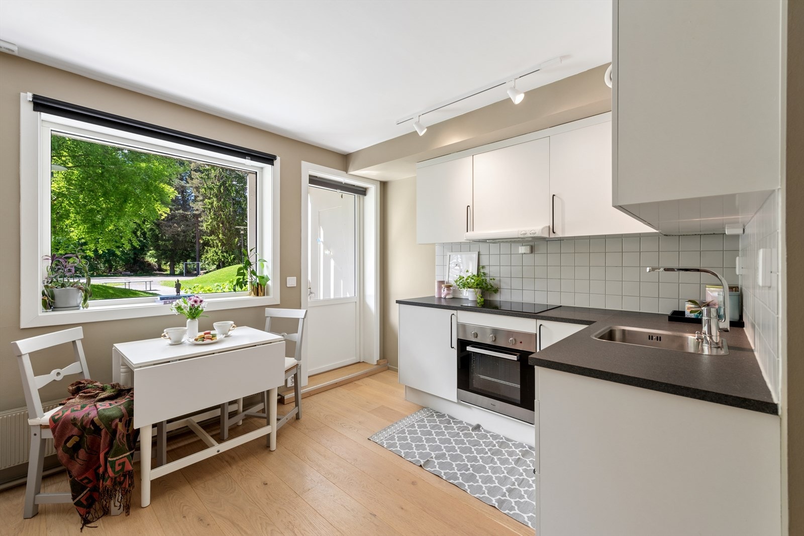 Kjøkkenet har moderne innredning med glatte fronter og laminat benkeplate. Kjøkkenet er utstyrt med kjøleskap, komfyr, induksjonstopp, vannstoppsystem og komfyrvakt. Det er også opplegg for benkoppvaskmaskin Galleribilde
