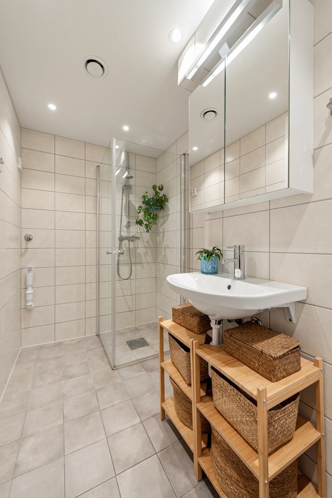 Badet holder en moderne standard med dusjløsning og opplegg for vaskemaskin. Galleribilde