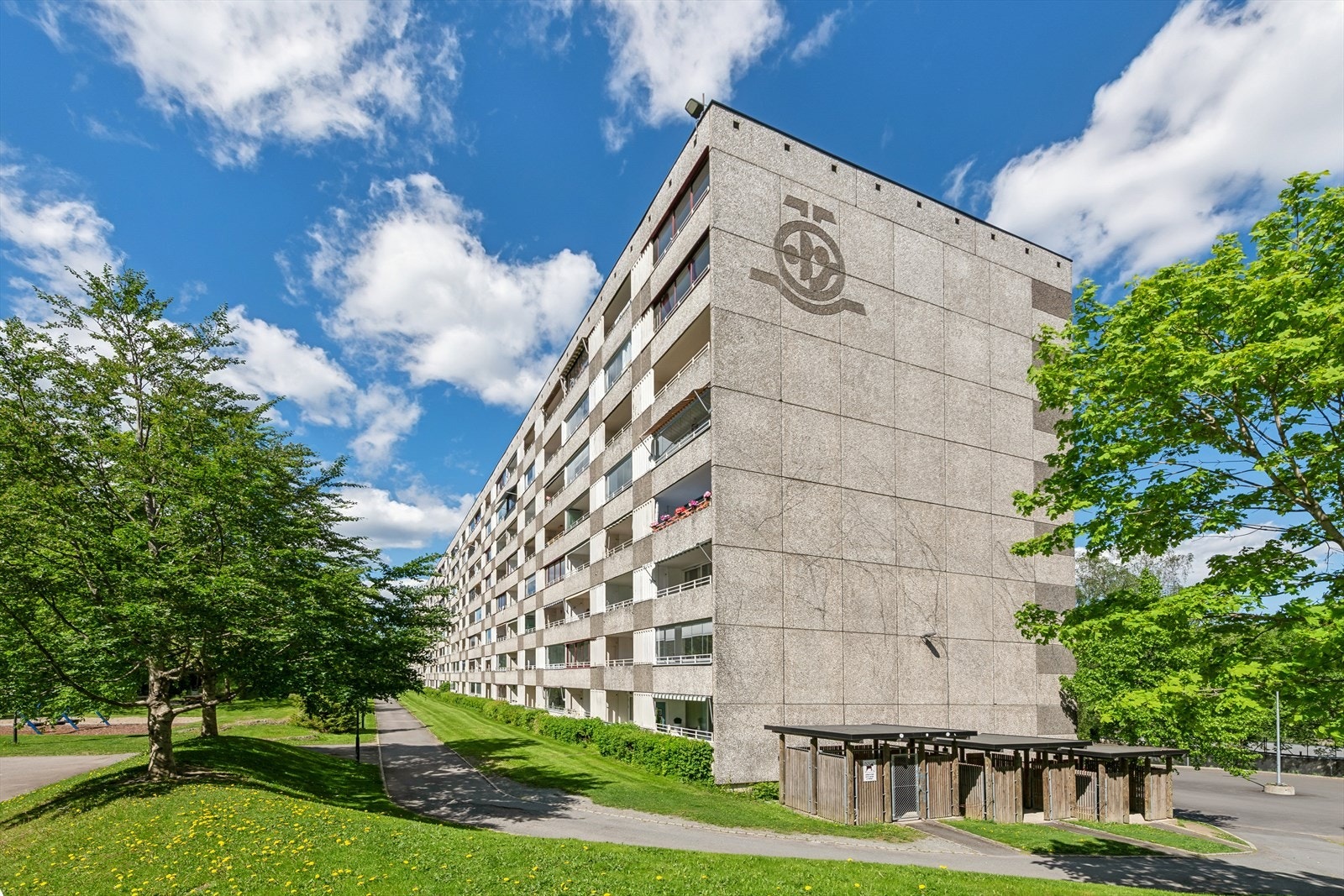 Fasadebilde av bygget med grønne og rolige omgivelser. Galleribilde