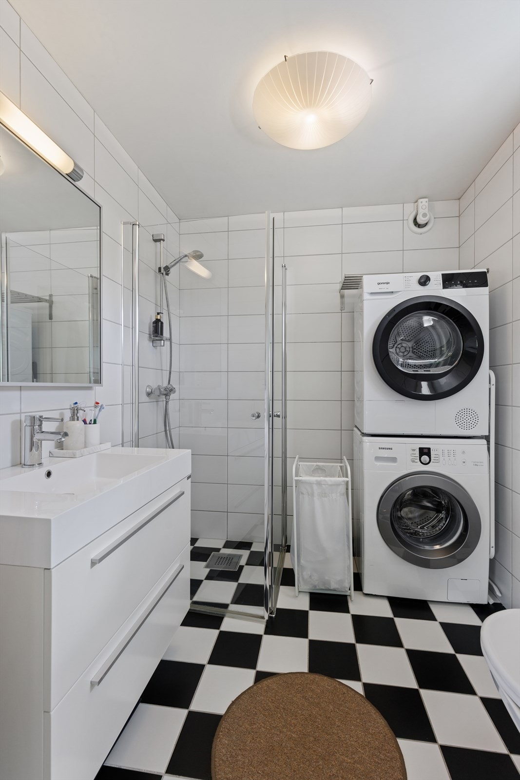 Badet i overetasjen er helfliset og har dusjhjørne og opplegg for vaskemaskin. Galleribilde