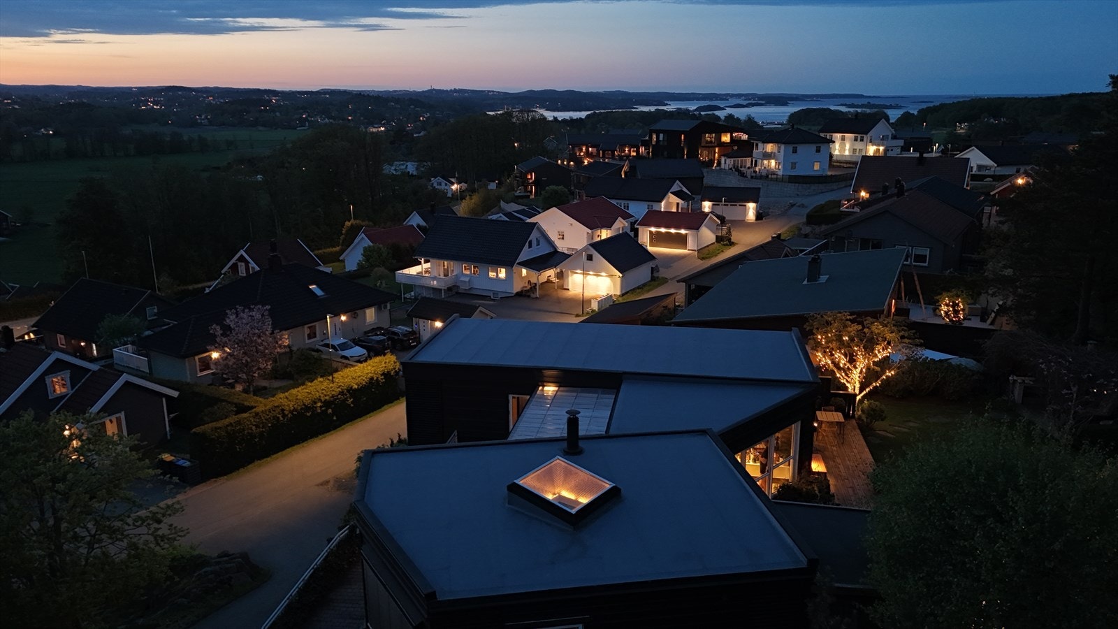 Herfra er det kort vei til det meste en aktiv hverdag krever, med busstopp i umiddelbar nærhet og enkel tilgang til både Fevik sentrum og E18. Galleribilde