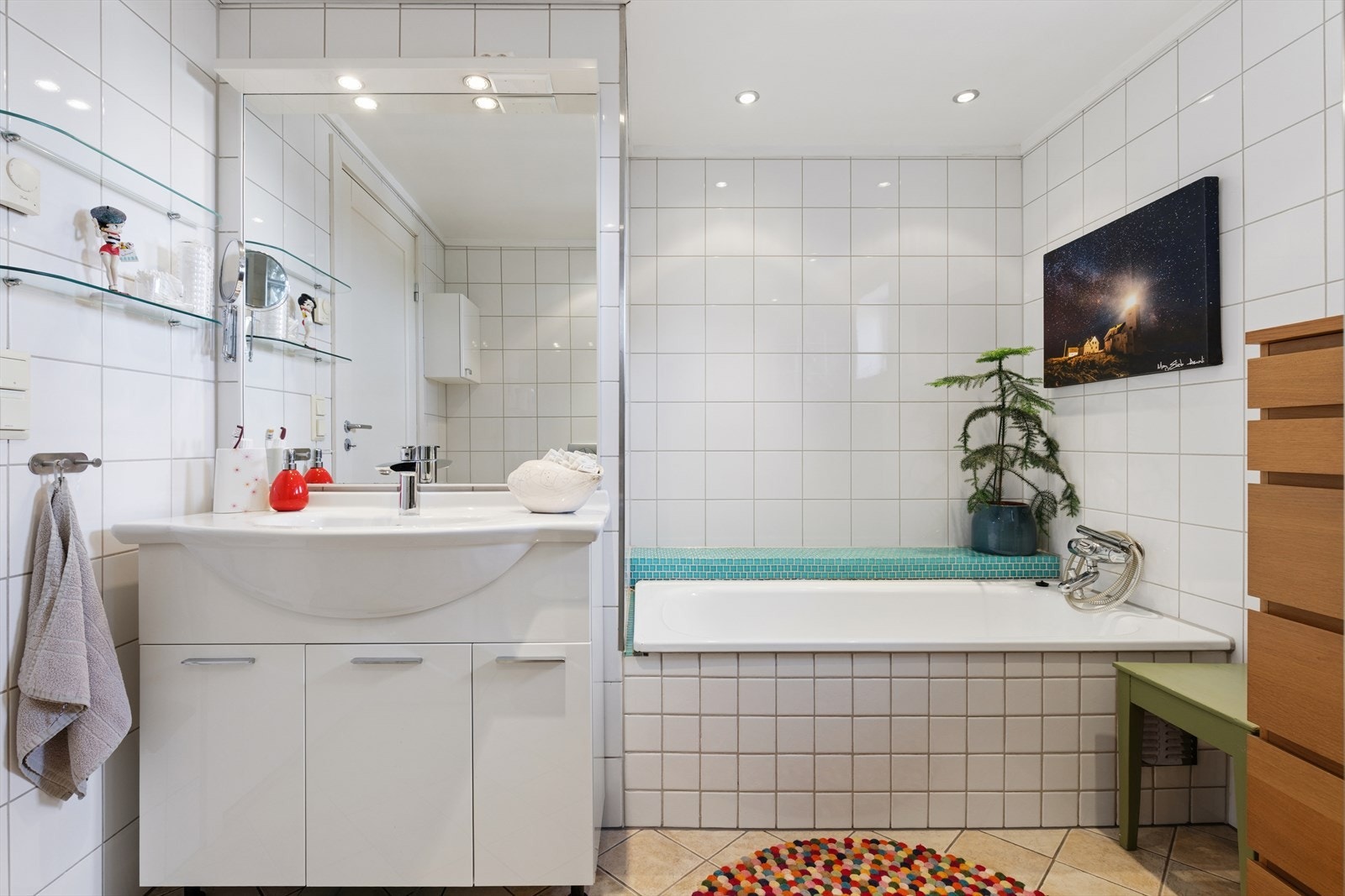 Badet i hovedetasjen er helfliset og utstyrt med både badekar og dusjnisje. Galleribilde