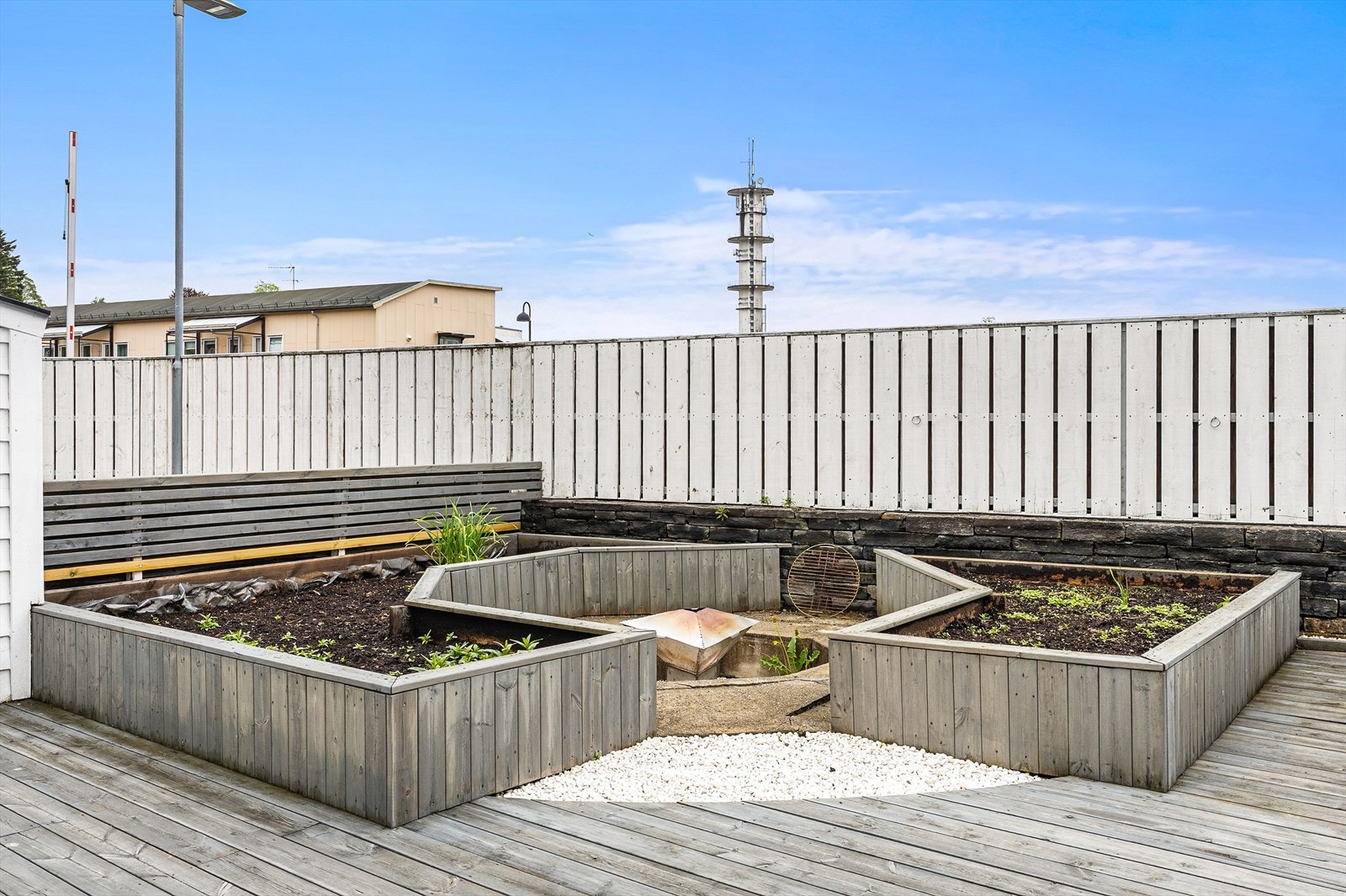På terrassen er det etablert en egen bål- og grillplass. Galleribilde