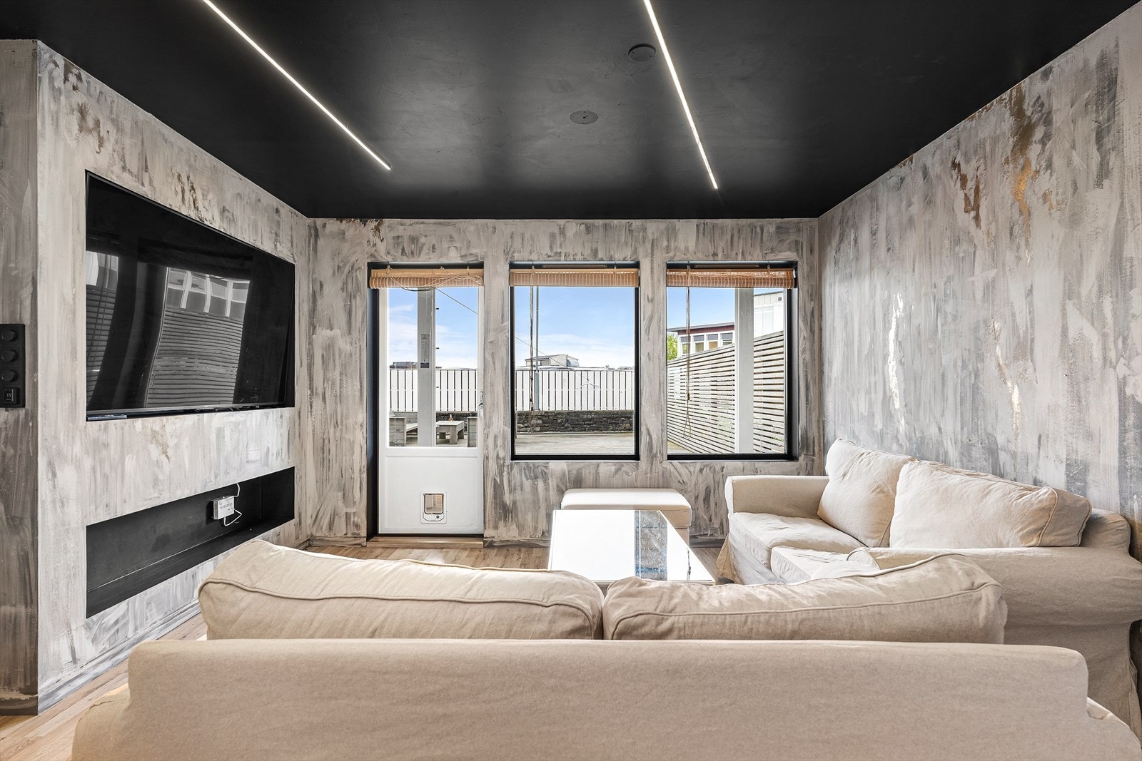 Overflatene i stue og kjøkken er utført av eier med en særpreget stil, og det er installert moderne belysning i taket. Galleribilde