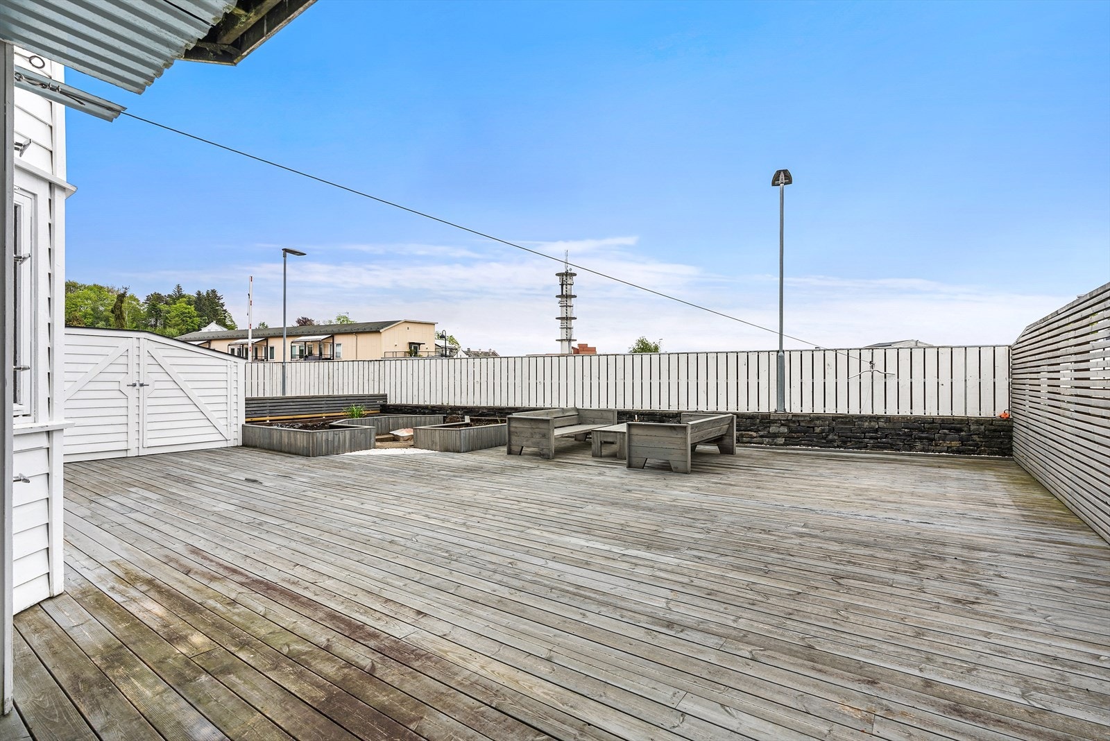 Den store terrassen gir rikelig med plass for utemøbler og aktiviteter. Galleribilde