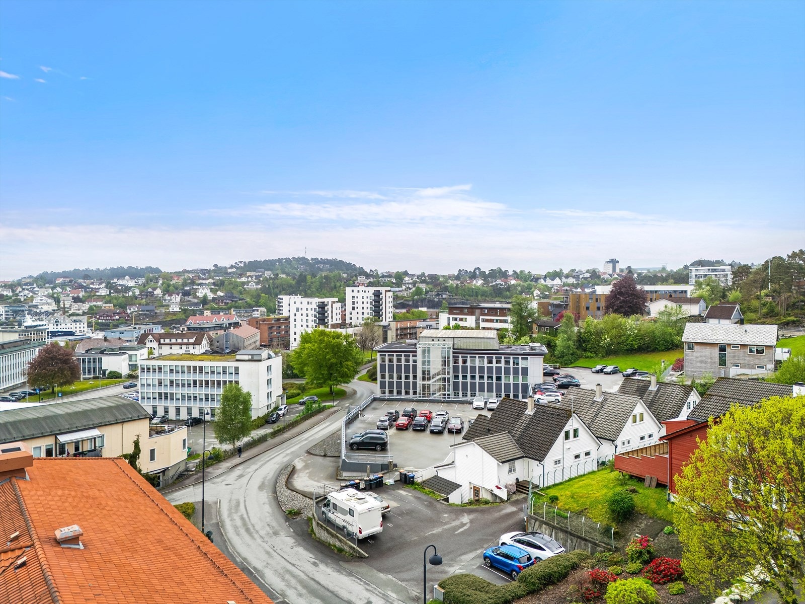 Fra leiligheten er det kort gangavstand til Leirvik sentrum. Galleribilde