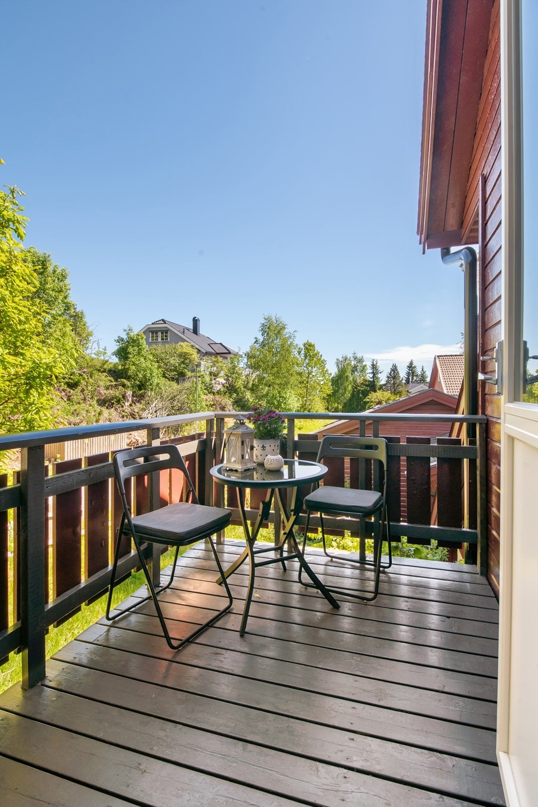 Fra et av soverommene i første etasje er det utgang til en egen, sørøstvendt terrasse. Galleribilde