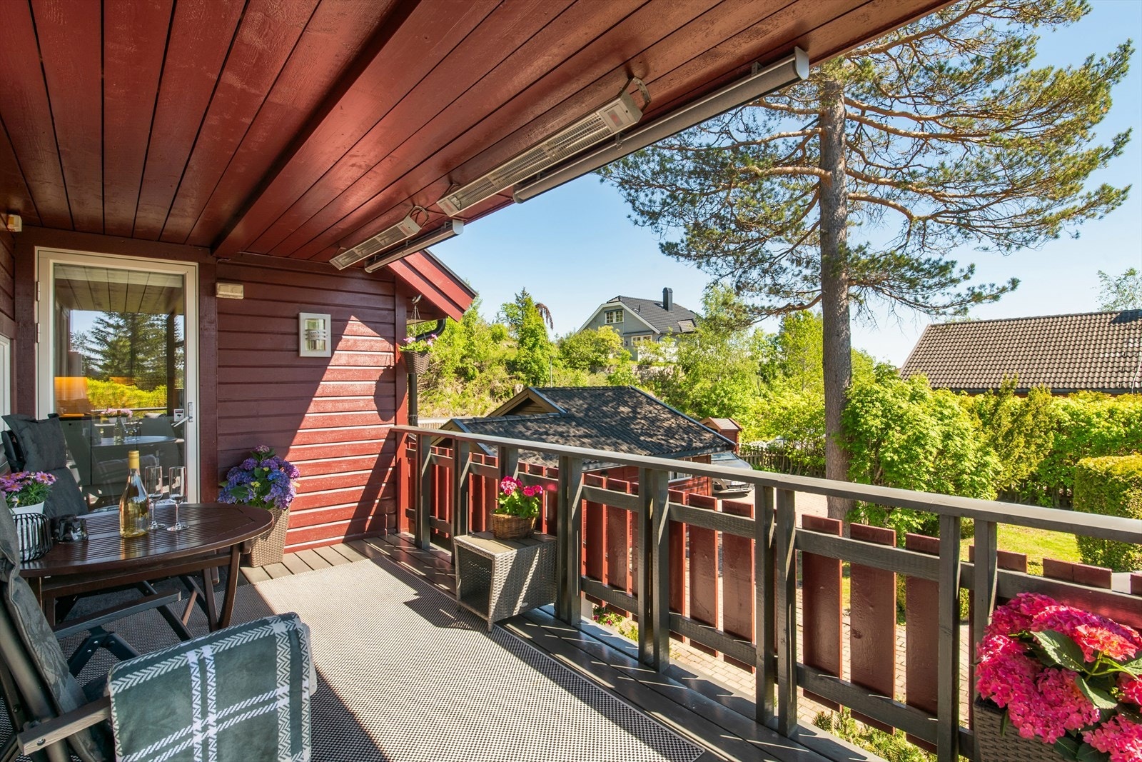 Verandaen er bygget i trekonstruksjon og er delvis overbygget og med varmelamper i taket, noe som forlenger sesongen. Galleribilde