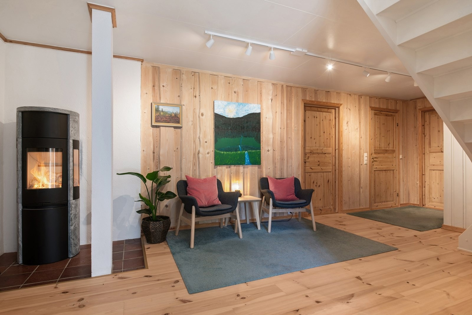 Hallen i underetasjen har en peisovn fra 2020. Det er varmekabler i gulvet i store deler av etasjen, etablert i 2001. Galleribilde