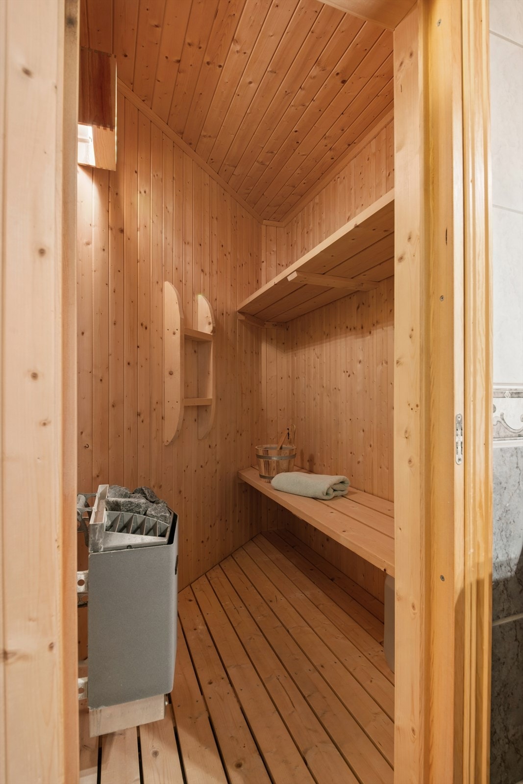 I tilknytning til badet i underetasjen ligger en badstue, også den fra 2001. Galleribilde