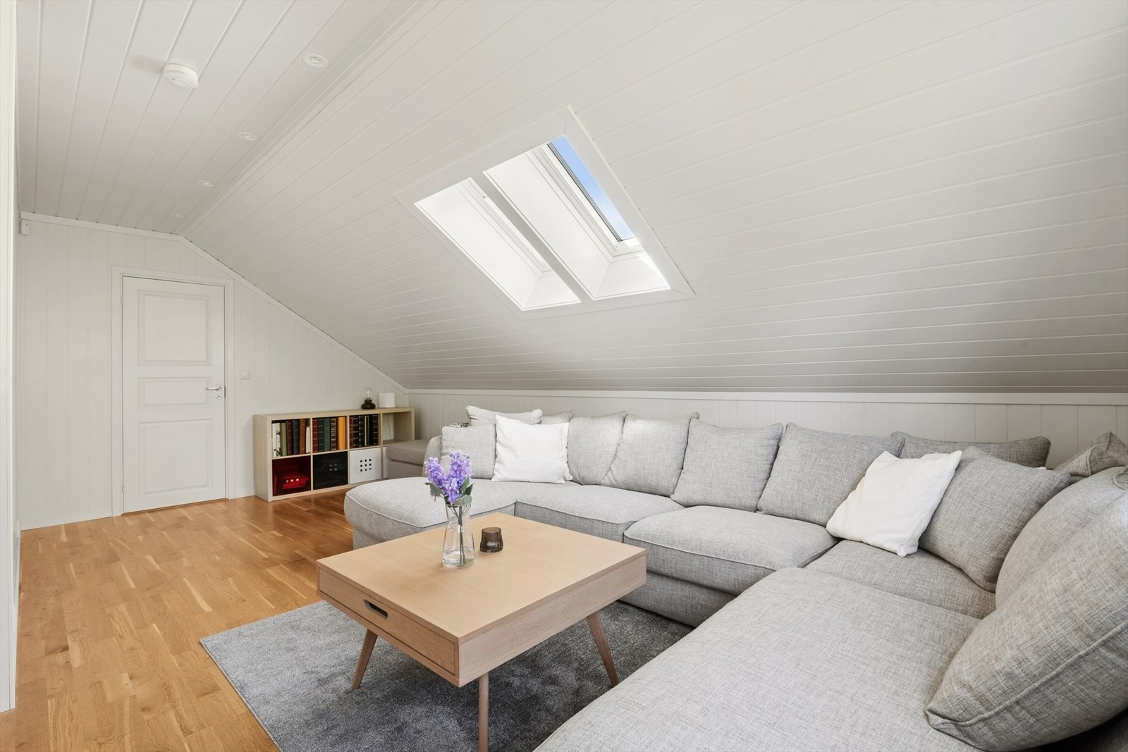 Loftstuen ble innredet i 2017 med nytt innertak, gulv, belysning og to loftsvinduer. Galleribilde
