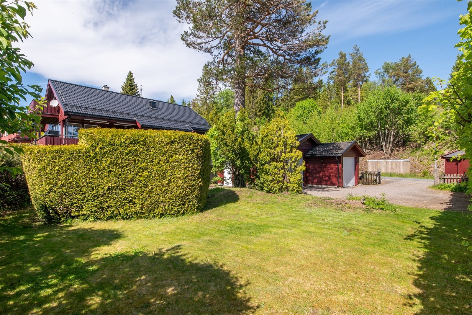 Den store tomten gir rikelig med plass for lek og aktivitet, i et etablert og barnevennlig nabolag. Galleribilde
