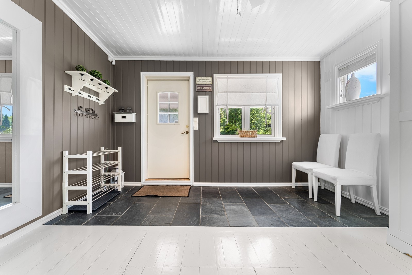 Velkommen inn i romslig hall med mange muligheter. Galleribilde