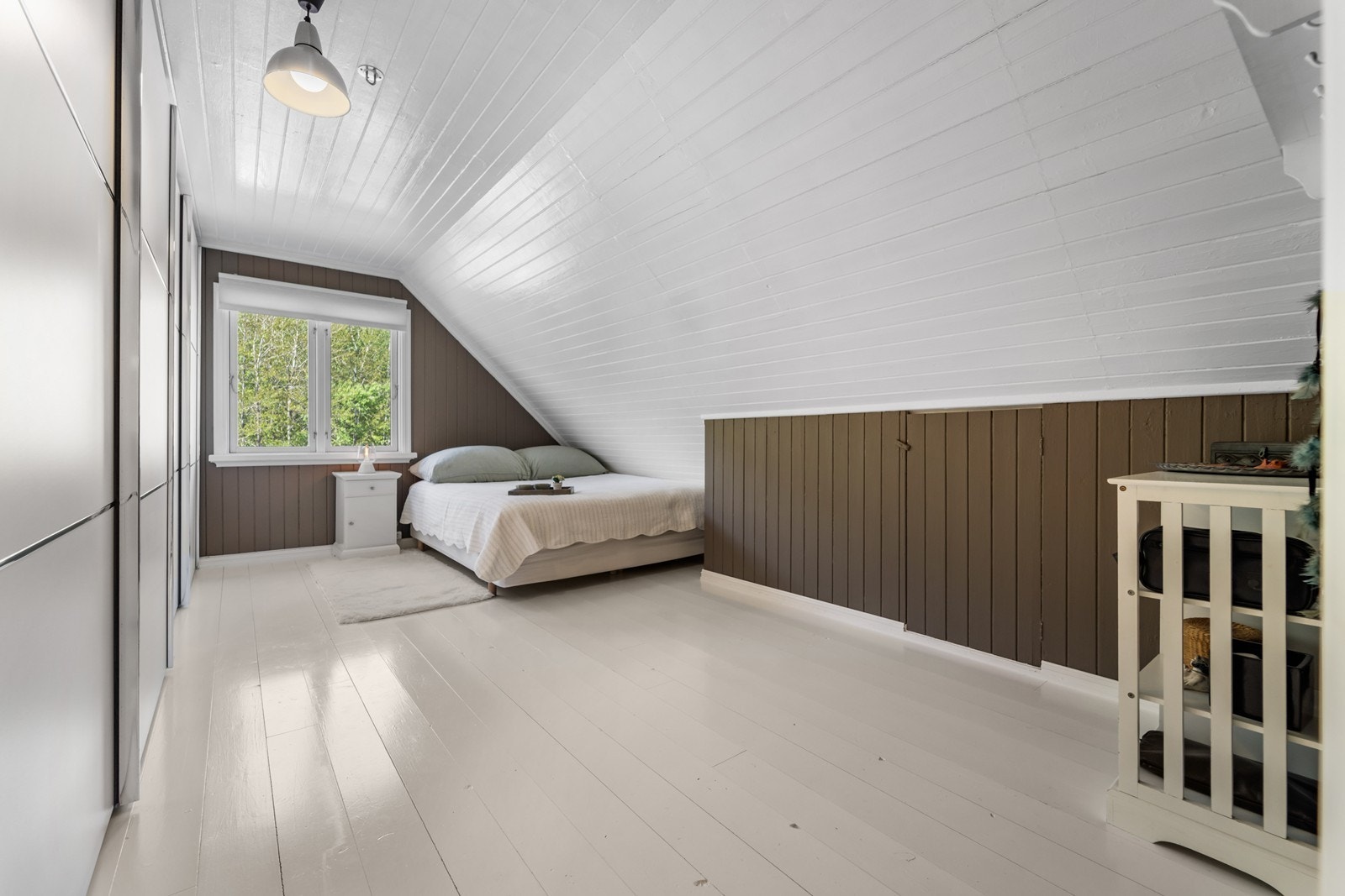 Romslig soverom 1 med masse skap. Galleribilde