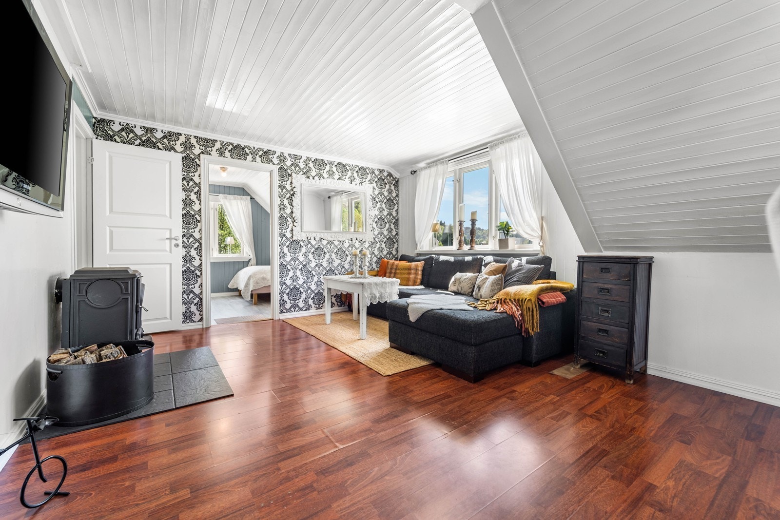 Loftstue 1, med eget soverom tilknyttet. Loftstuen er egentlig et soverom og et gangrom på tegninger, så her kan man enkelt få et til soverom i huset. Galleribilde