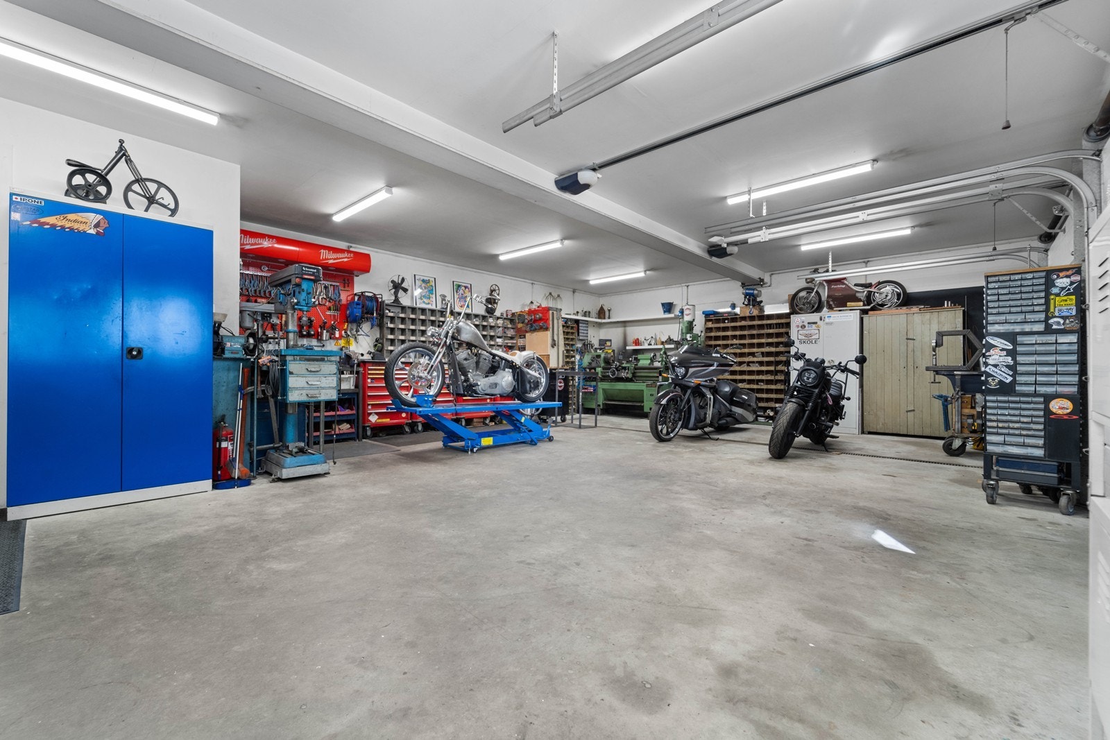 Knallflott garasjeanlegg på ca. 64kvm. Her kan man virkelig boltre seg. Galleribilde
