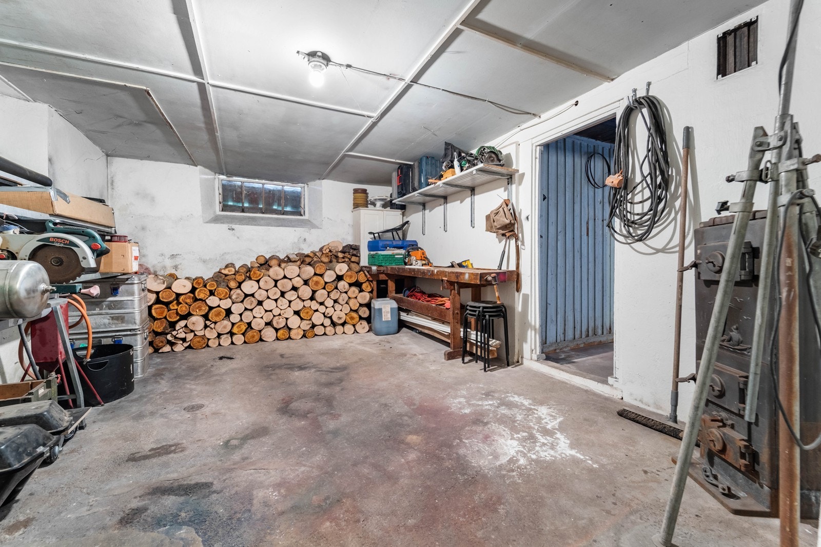 Romslig kjeller med god plass til lagring. Galleribilde