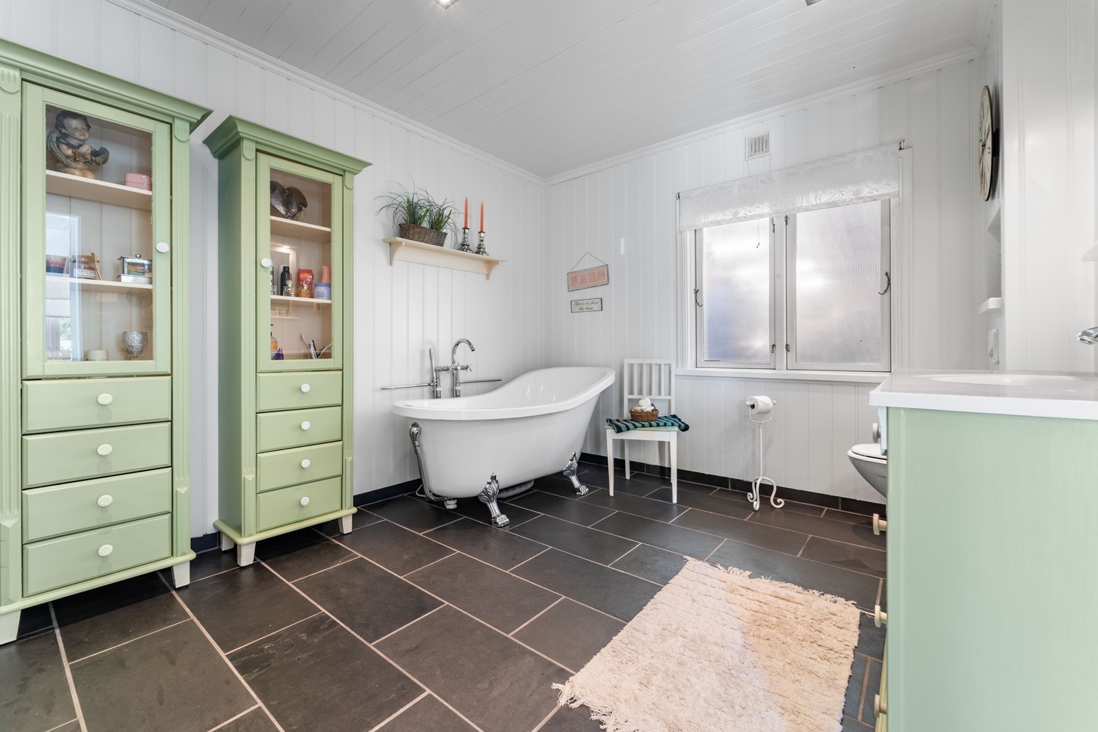 Romslig bad i hovedetasjen. God plass til også oppbevaring! Galleribilde