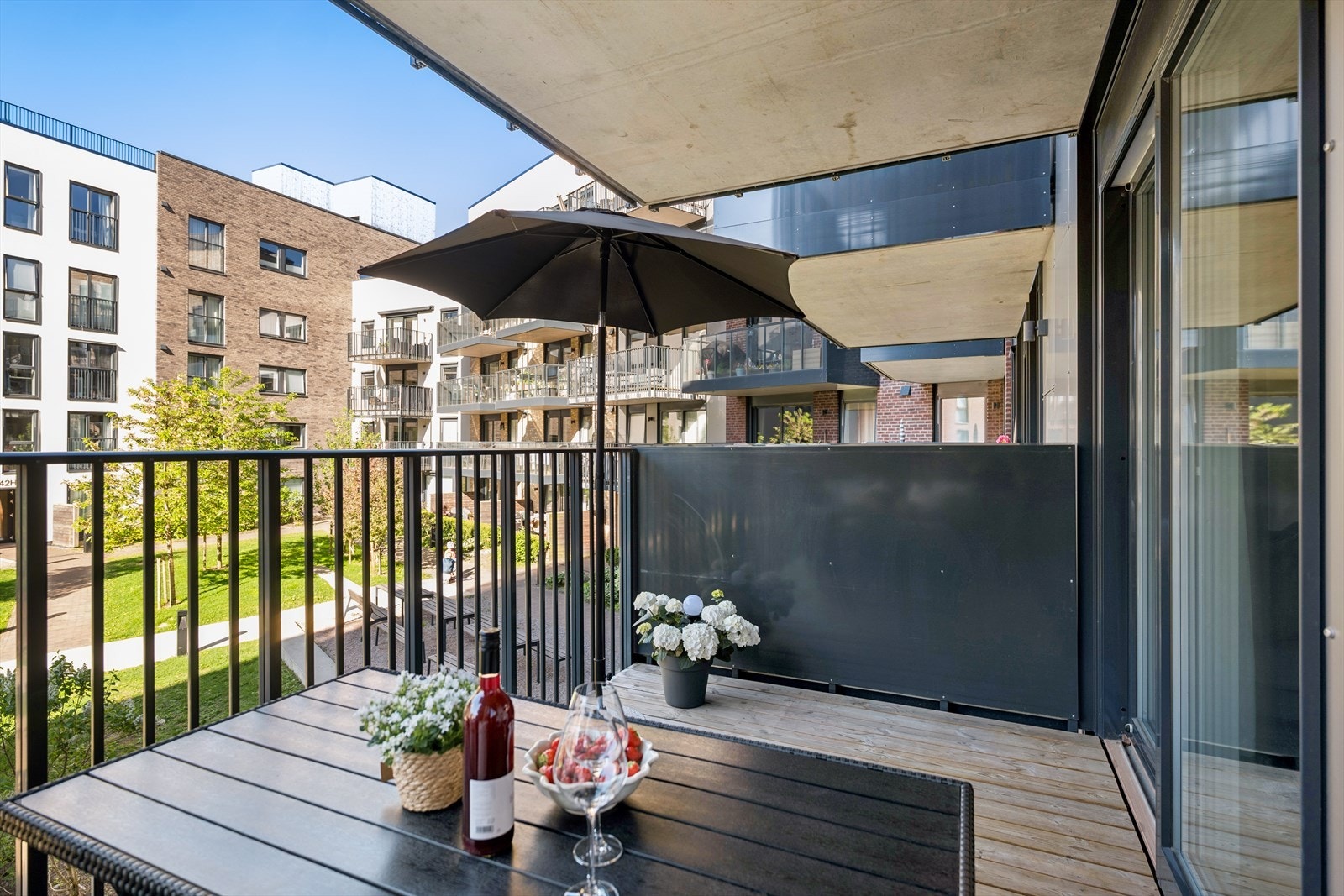 Her er det god plass til sittegruppe, grill og beplantning - perfekt for hyggelige måltider og avslappende dager utendørs. Galleribilde