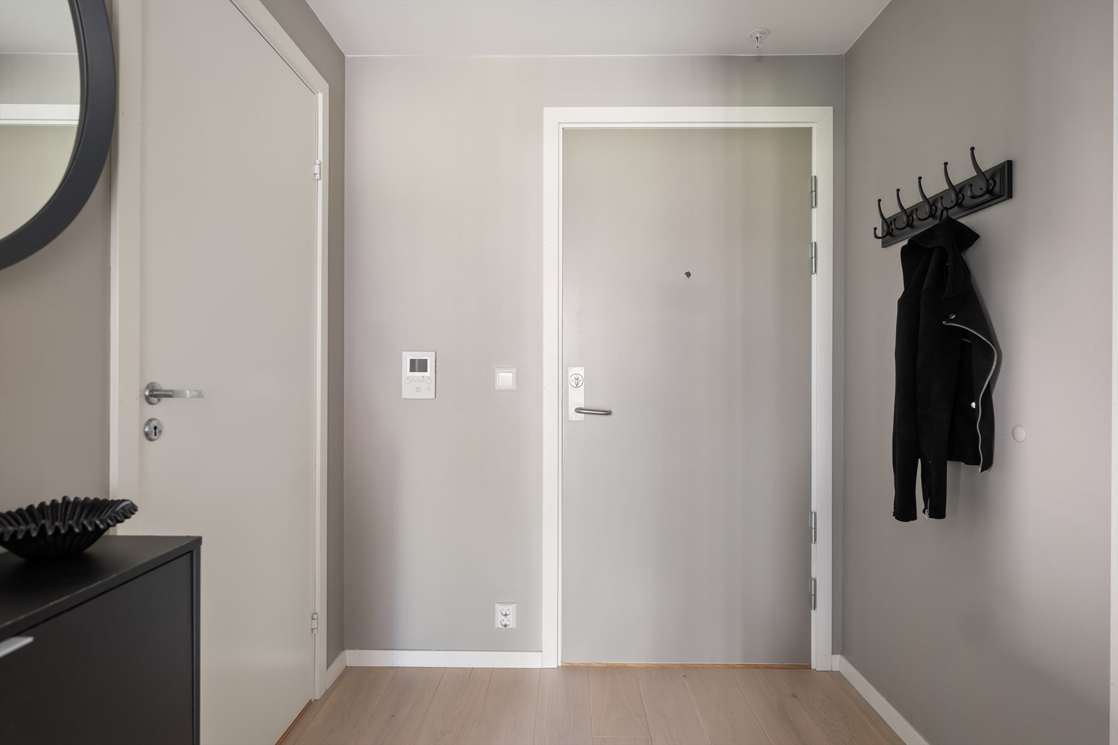Her er det gode oppbevaringsmuligheter med plass til både sko og yttertøy, noe som gir en praktisk og ryddig hverdag fra første steg inn døren. Galleribilde